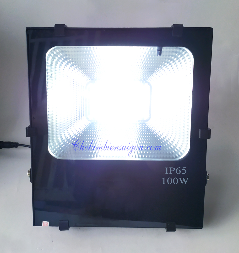Đèn Pha LED Năng Lượng Mặt Trời TGD-4100 100W
